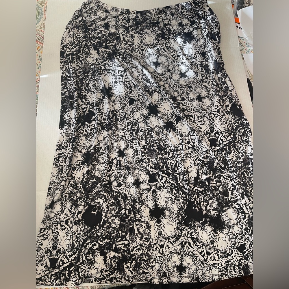 Black and white maxi skirt. Excellent condition!